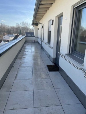 Freundliche 4-Zimmer-Wohnung mit gehobener Innenausstattung mit Balkon und Einbauküche in Großehring