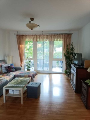 Schöne helle 2,5 Zimmerwohnung mit Balkon und Garten