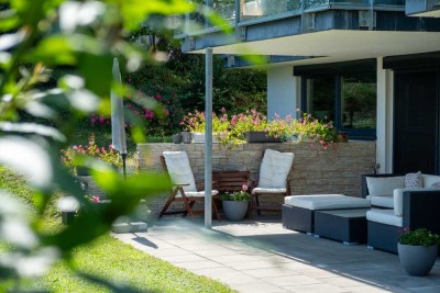 Stilvolle, neuwertige 5-Raum-Terrassenwohnung mit luxuriöser Innenausstattung mit EBK in Stuttgart