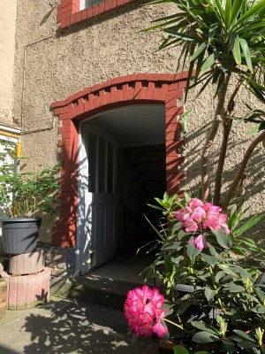 Gemütliche Altbau-Wohnung mit großer Garage in ruhiger Wohnlage