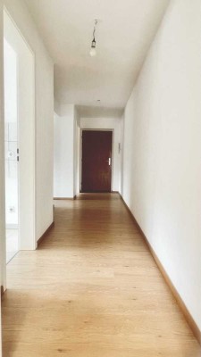 3,5-Zimmer Wohnung mit Balkon und guter Anbindung in Stuttgart-Mühlhausen