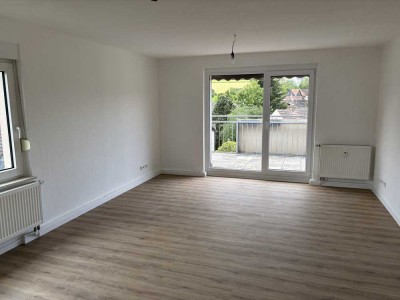 Schöne, große, renovierte Penthouse-Wohnung mit Terrasse und traumhaftem Blick ins Grüne.