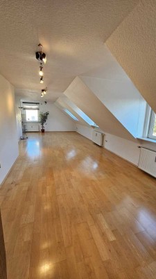 Lichtdurchflutete 3,5-Zimmer Dachgeschosswohnung