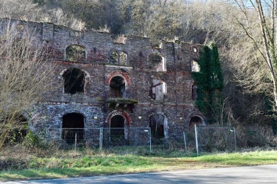 Alte Brauerei Ruine mit riesigem Keller  an der Mosel