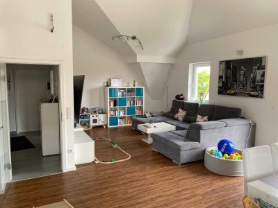 Großzügige, helle Dachgeschosswohnung mit Balkon