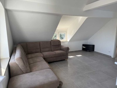 Erstbezug nach Sanierung mit Einbauküche: Schöne 3-Zimmer-Dachgeschosswohnung
