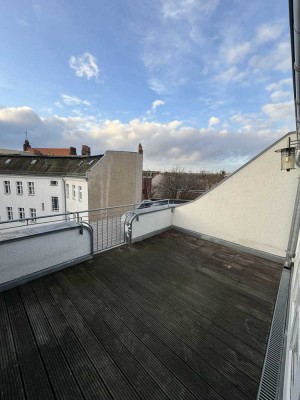 Bezugsfrei: Exklusive Altbauwohnung mit Dachterrasse in zentraler Kiezlage