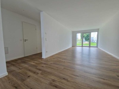 Wohnen im Neubau: Erdgeschoss - 3ZKB - Terrasse + PKW Stellplatz
