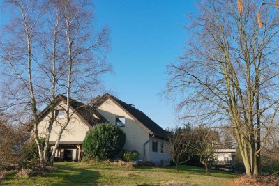 Freistehendes Zweifamilienhaus mit großem Grundstück