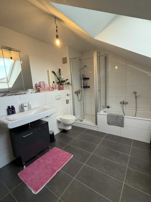 Moderne, helle 2 Zimmer Wohnung mit großer Dachterrasse