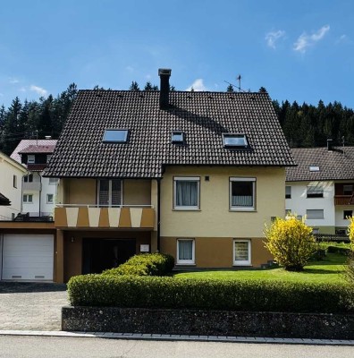 GEPFLEGTES ZWEIFAMILIENHAUS IN BELIEBTER WOHNLAGE