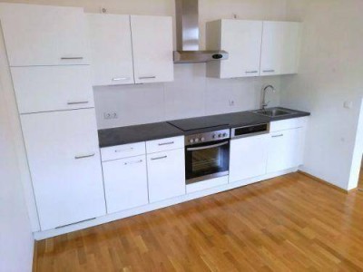 LEND: Sonniger 3 ZIMMER-Altbau + neuwertige Einbauküche + neuwertiges Bad mit Dusche und WC + Lift!