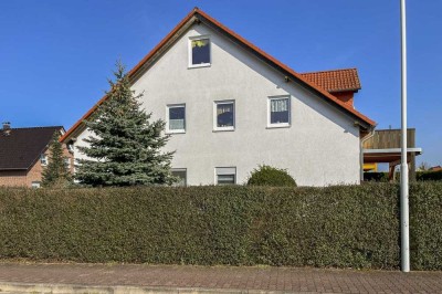 Toll angebunden und in schöner Seenähe: Gepflegte, große Wohnung mit Balkon