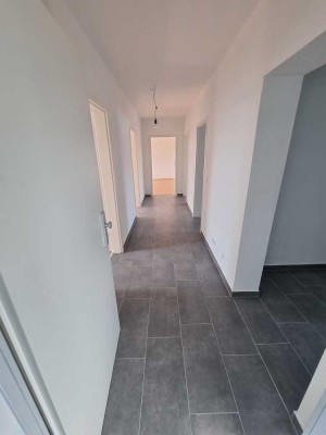 Top: ren. 4,5-Raum-Wohnung auf ca. 100 m² mit Balkon, Gäste-WC und Gemeinschaftsgarten zu vermieten