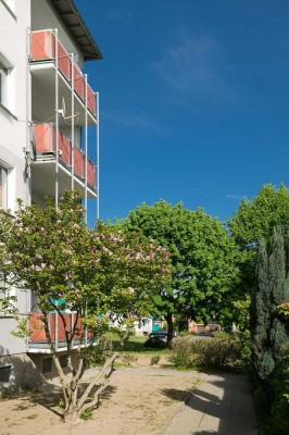 ** Großer Westbalkon, zentrale Lage und wohnen in hübscher Grünanlage**WBS erforderlich**