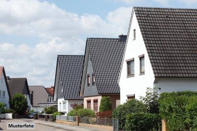 Einfamilienhaus mit Nebengebäude und Holzhütte