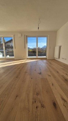 Erstbezug: Traumhafte Erdgeschosswohnung mit Erker, großer Hochterrasse & exklusivem Südgarten