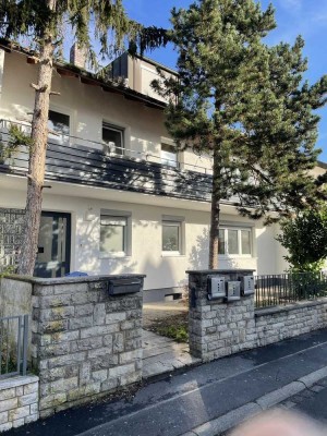 Renovierte Erdgeschosswohnung mit großem Garten und Garage
