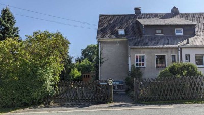 Einfamilienhaus (Doppelhaushälfte) und Garagengebäude auf Grundstück