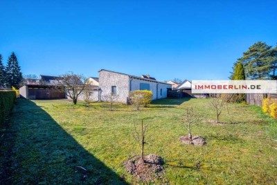 IMMOBERLIN.DE - Charmantes Haus mit Nebengebäuden in familienfreundlicher Lage