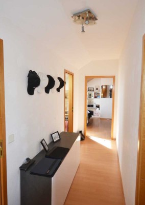 Gemütliche Dachgeschosswohnung mit Einbauküche in ruhiger Lage