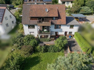 Zweifamilienhaus mit Traum-Ausblick – großer Garten – überdachte Terrasse – 2 Balkone - Doppelgarage