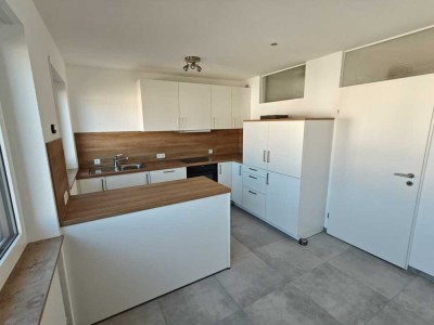 Attraktive und vollst. renovierte 3,5-Zimmer-Wohnung mit geh. Innenausstattung mit Balkon und EBK