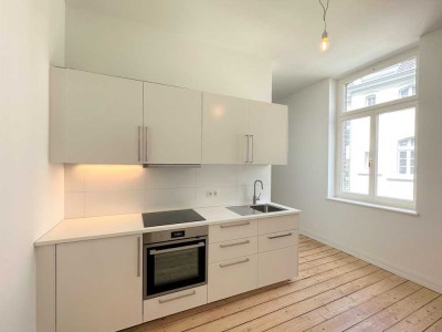 Stilvolle Altbauwohnung (2 ZKDB) mit Balkon und Einbauküche!!