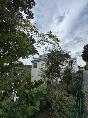 Sehr schöne Dachgeschosswohnung mit großer Terrasse und Garage