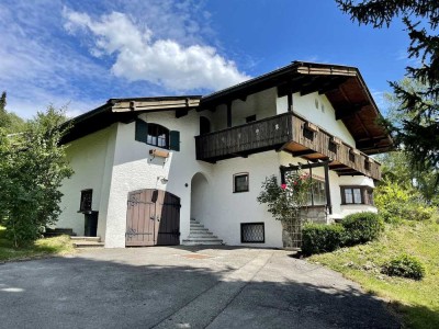 EINZIGARTIGE LANDHAUSVILLA MIT GROẞEM GARTEN UND BERGBLICK IN ZENTRALER BESTLAGE. BEFRISTET.