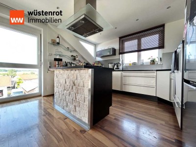Besser geht`s nicht. Schickes Haus.
8 Zimmer auf 201 m². TOP-Technik.
Mit Garage plus 4 Carports.