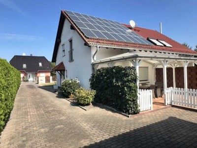 Schicke Doppelhaushälfte mit moderner Photovoltaikanlage und idyllischer Terrasse in Ramsin