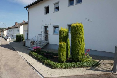 Ottobeuren/Allgäu: Von Privat zu vermieten: Sonnige, großzügige 4-Zimmer EG-Wohnung, großer Garten