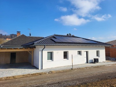 RESERVIERT! Schnellbezug! Exklusiver Neubau Bungalow mit XL-Terrasse, Erstbezug, Photovoltaikanlage &amp; Doppelcarport in Ampflwang am Hausruck