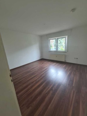 EG-Wohnung mit zwei Zimmern, Küche und Tageslichtbad in Griesheim