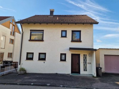 Freistehendes Einfamilienhaus mit schöner Aussicht und großem Potenzial