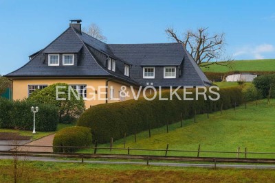 Zweifamilienvilla mit Charme, großem Garten und Pool