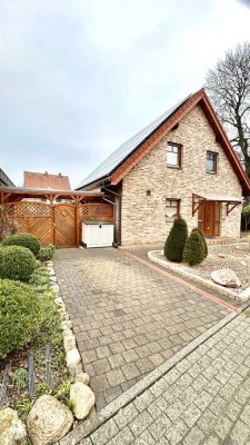 Modernes Einfamilienhaus mit Photovoltaik im Grüngürtel