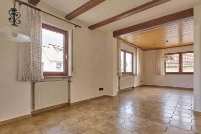 Sonniges Zweifamilienhaus mit viel Platz für die ganze Familie oder Handwerker