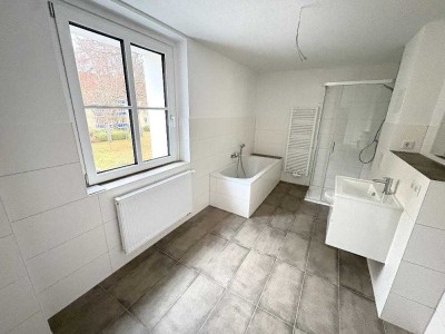 Erstbezug nach Sanierung! 2 Zimmer Wohnung mit Badewanne, Dusche und Balkon!