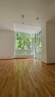 Direkt am Park – 2-Zimmer-Wohnung in charmantem Altbau mit Parkett und Einbauküche