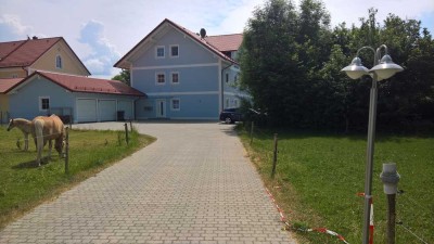 Exklusive 5-Zimmer Dachgeschosswohnung in Pastetten mit geräumigem Balkon, Gartenanteil und Terasse