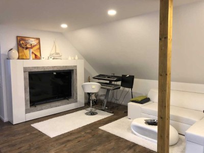 Modernes, lichtdurchflutetes Dachgeschoss-Apartment im Grünen – ideal für Pendler