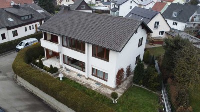 Familienfreundliches Zweifamilienhaus mit Garten, Garagen & Hobbykeller