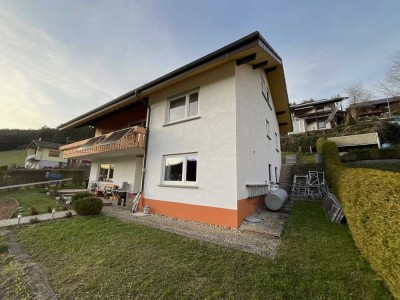 2,5 Zimmer-Wohnung in einem Zweifamilienhaus in unverbaubarer Aussichtslage.