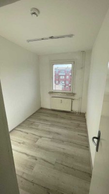 3 Zimmer-Wohnung mit EBK, Duschbad und Laminat in Lankow zu mieten!