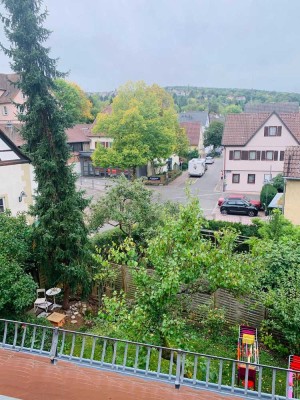 Helle und gepflegte 2,5-Zimmer-DG-Wohnung mit Aussicht in Stuttgart-Hedelfingen