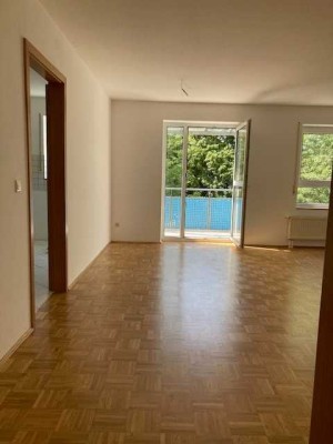 Frisch renoviert + sofort FREI 3 Zim. + 2 Balkone + 1 abschließbaren TG-Stellplatz Ulm-Böfingen