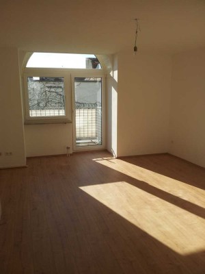 Sehr zentrale, gut geschnittene und modernisierte 2,5-Zimmer-Wohnung mit Balkon in München