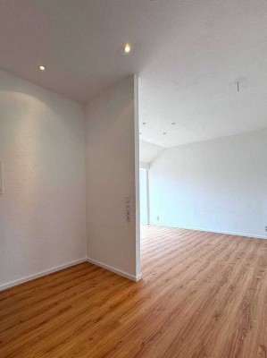 PROVISIONSFREI - BEZUGSFREIE 3-Zimmer-DG-Whg. im sanierten Altbau | RUHIG | nahe BAHNHOF